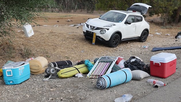 Items left behind by partygoers at the Supernova music festival, which turned into a bloodbath on October 7. (Bild: APA/AFP/Jack Guez)