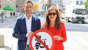 Harald Frey von der TU Wien und Verkehrsstadträtin Ulli Sima (SPÖ) sehen die Verkehrssicherheit durch E-Mopeds massiv gefährdet. (Bild: Zwefo)