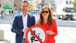 Harald Frey von der TU Wien und Verkehrsstadträtin Ulli Sima (SPÖ) sehen die Verkehrssicherheit durch E-Mopeds massiv gefährdet. (Bild: Zwefo)