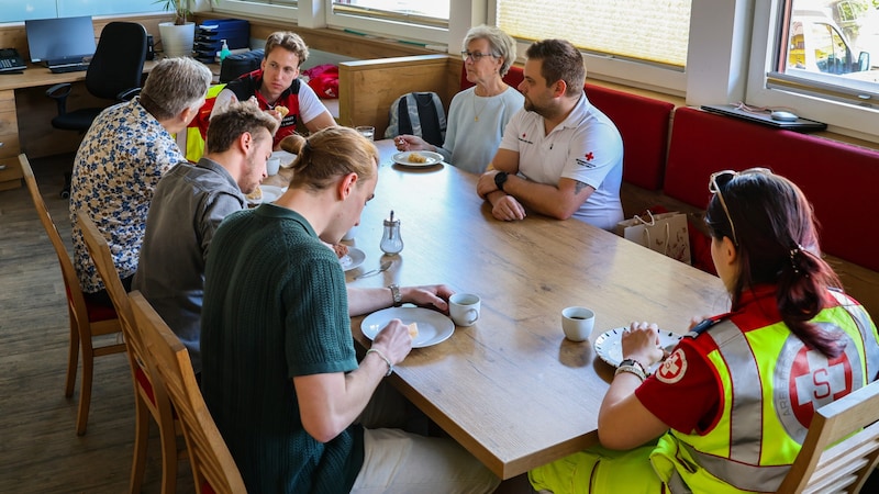 Das Rettungsteam plauderte bei Kaffee und Kuchen mit Oswald und seiner Frau Silvia über den Einsatz. (Bild: Rotes Kreuz Schwaz/Veider)