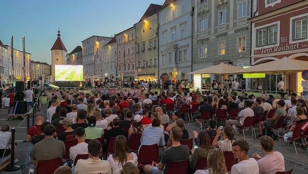 Ab 14. Juni verwandelt sich der Welser Stadtplatz wieder in eine große Fußballbühne mit 3000 Sitzplätzen und einer riesigen LED-Wand. (Bild: Wenzel Markus)