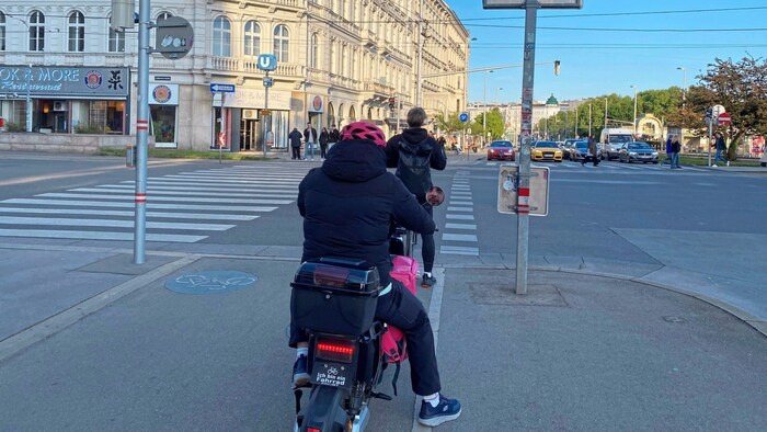 Kennzeichenlose E-Mopeds vor allem der Essenszusteller, aber auch E-Scooter und andere ...