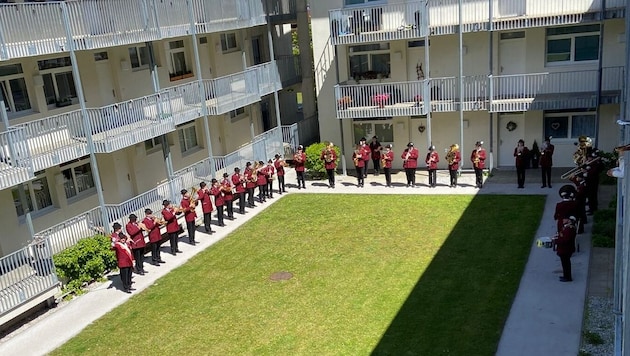 Die Stadtmusikkapelle Rattenberg-Radfeld beim Maiblasen im Wohnkomplex, wo sie mit Eiern beworfen wurden  (Bild: zVg)