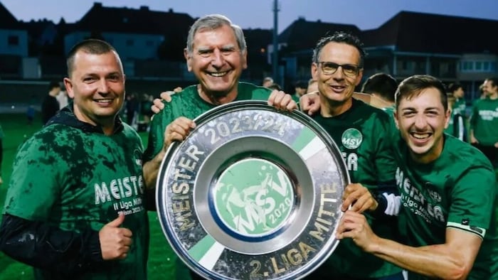 Trainer Josef Kühbauer (2.v.r.) und Klubboss Manfred Strodl (2.v.l.) sind Meister!