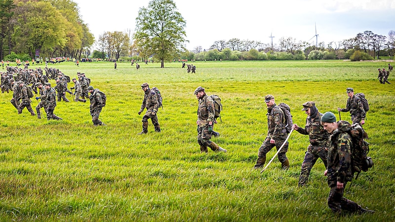 Katonák és számos önkéntes fésülték át Arian otthona környékét. (Bild: APA/dpa/Moritz Frankenberg)