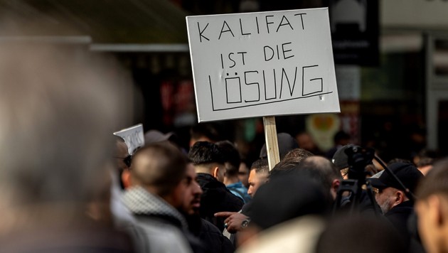 Radikale muslimische Forderung bei einer Demo in Hamburg (Bild: APA/DPA/AXEL HEIMKEN)