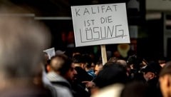 In Deutschland wird öffentlich für das Kalifat demonstriert. (Bild: APA/DPA/Axel Heimken)