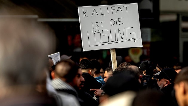 Almanya'da halifelik lehine gösteriler düzenleniyor. (Bild: APA/DPA/Axel Heimken)