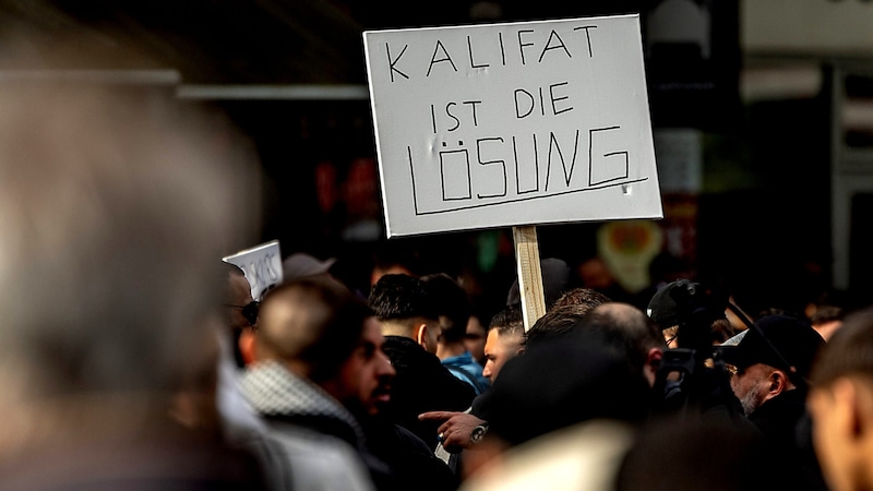 Németországban nyilvános tüntetések vannak a kalifátus mellett. (Bild: APA/DPA/Axel Heimken)