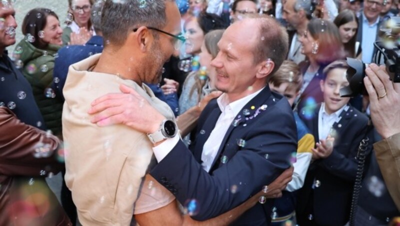 Der ehemalige WK-Präsident Christoph Walser tauchte auf und sang lauthals bei der Wahlparty: „So sehen Sieger aus!“ (Bild: Birbaumer Christof)