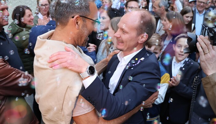 Der ehemalige WK-Präsident Christoph Walser tauchte auf und sang lauthals bei der Wahlparty: „So ...