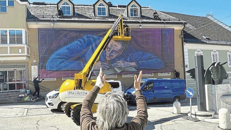 Bis zu 13 Meter lange Werke zieren die Fassaden. (Bild: Evelyn Hronek)