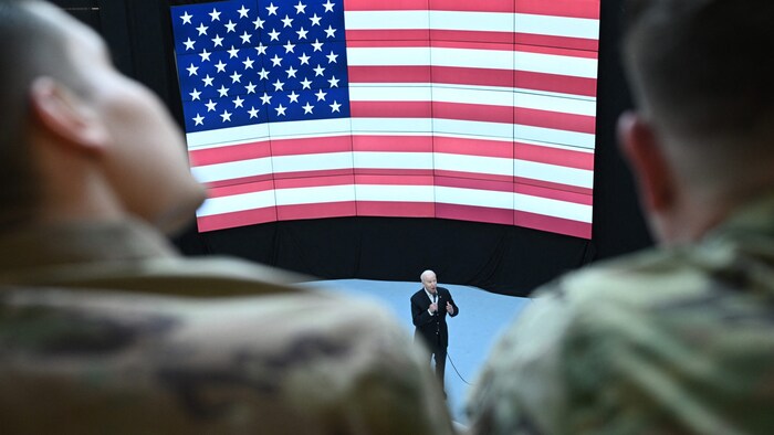 US-Präsident Joe Biden hält vor Soldaten eine Rede.