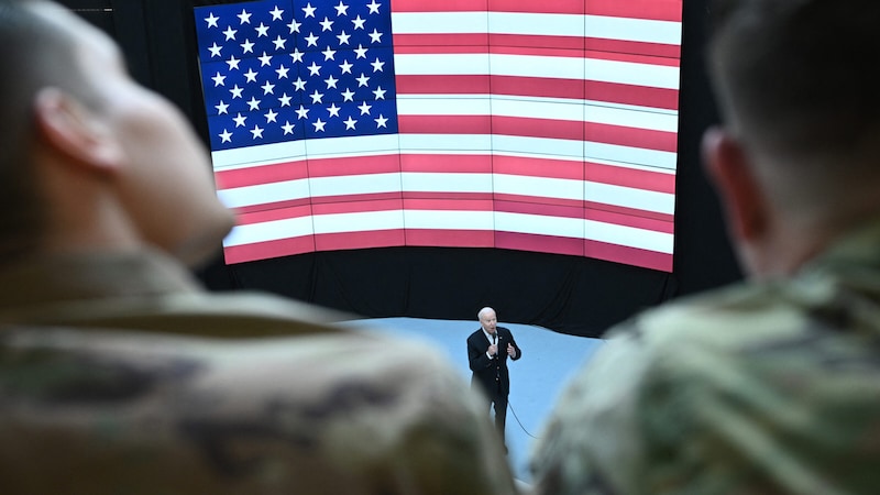 US-Präsident Joe Biden hält vor Soldaten eine Rede. (Bild: AFP)