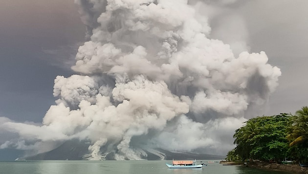 The Ruang volcano hurled a column of ash, smoke and rock some 2000 meters high into the sky. (Bild: AFP/STR)