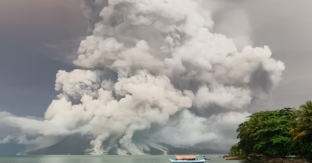 Highest alert level - Ruang volcano in Indonesia erupts again | krone.at