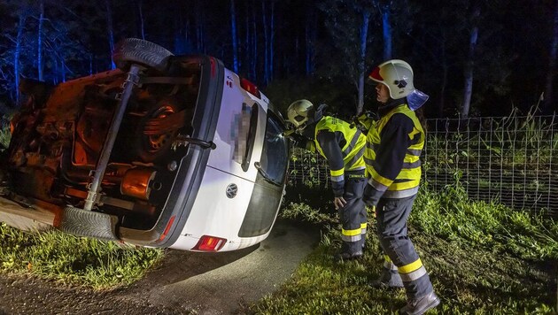 Aus bislang ungeklärter Ursache geriet der Pkw von der Fahrbahn ab und kollidierte mit einer Notrufsäule. (Bild: Feuerwehr Krems)