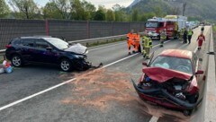 Beide Autos wurden komplett demoliert, drei Insassen schwer verletzt. (Bild: ZOOM Tirol/Krone KREATIV)
