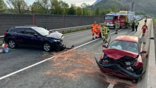 Beide Autos wurden komplett demoliert, drei Insassen schwer verletzt. (Bild: ZOOM Tirol/Krone KREATIV)