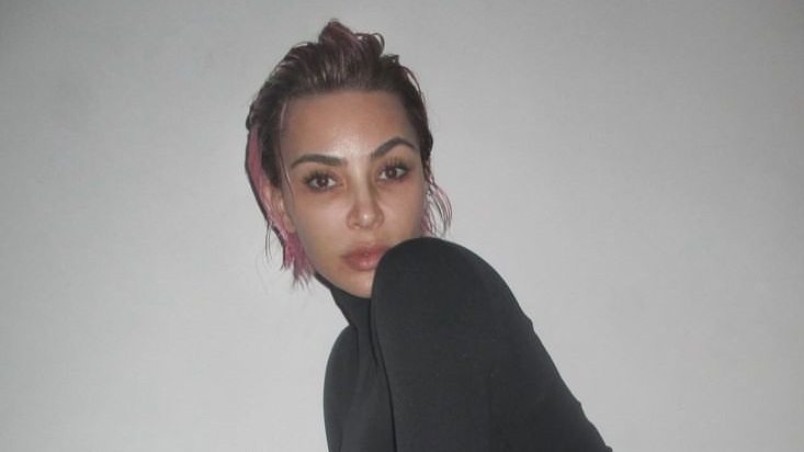 Kim Kardashian zeigte sich auf Instagram in einem völlig neuen Look. (Bild: www.instagram.com/kimkardashian/)