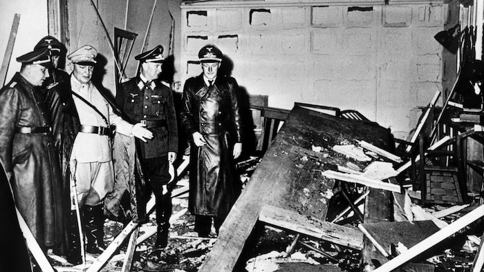 Reichsmarschall Hermann Göring (helle Uniform) und der Chef der „Kanzlei des Führers“, Martin Bormann (l.), begutachten die Zerstörung im Raum der Karten-Baracke im Führerhauptquartier, wo Oberst Stauffenberg am 20. Juli 1944 eine Sprengladung zündete.