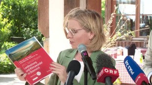 Klimaschutzministerin Leonore Gewessler zeigt den „APCC Special Report Landnutzung und ...