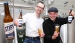 Als Digital-Abonnent haben Sie nun die Chance, einen von drei Viererkartons der exklusiven Bierspezialität von Markus Führer und Thomas Stipsits zu gewinnen. (Bild: Krone KREATIV/Reinhard Judt)