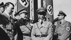 NS-Propagandaminister Joseph Goebbels (2. von rechts)