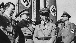 NS-Propagandaminister Joseph Goebbels (2. von rechts)