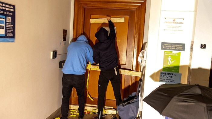 Besetzer der Hamilton Hall verbarrikadieren sich.