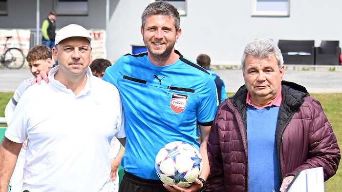 Christof Leitner (Mi.) wurde von KFV-Präsident Martin Mutz (li.) und Schiri-Obmann Karl ...