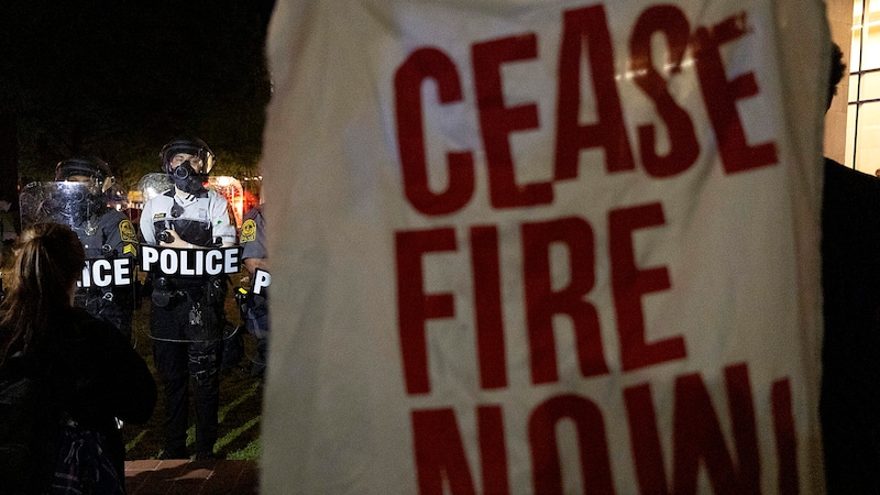 „Waffenruhe jetzt!“ fordern Demonstranten vor der Virginia Commonwealth University. (Bild: APA/AP)