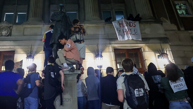 Tiltakozók a Columbia Egyetem történelmi Hamilton Hallja előtt. (Bild: www.viennareport.at)
