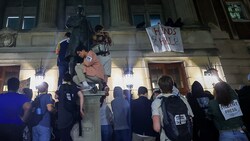 Protestteilnehmer vor der historischen Hamilton Hall der Columbia University (Bild: www.viennareport.at)