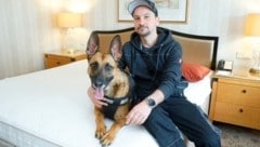 Daniel S. hat seinen Hund ein Jahr lang für spezielle Einsätze ausgebildet. (Bild: Reinhard Holl)