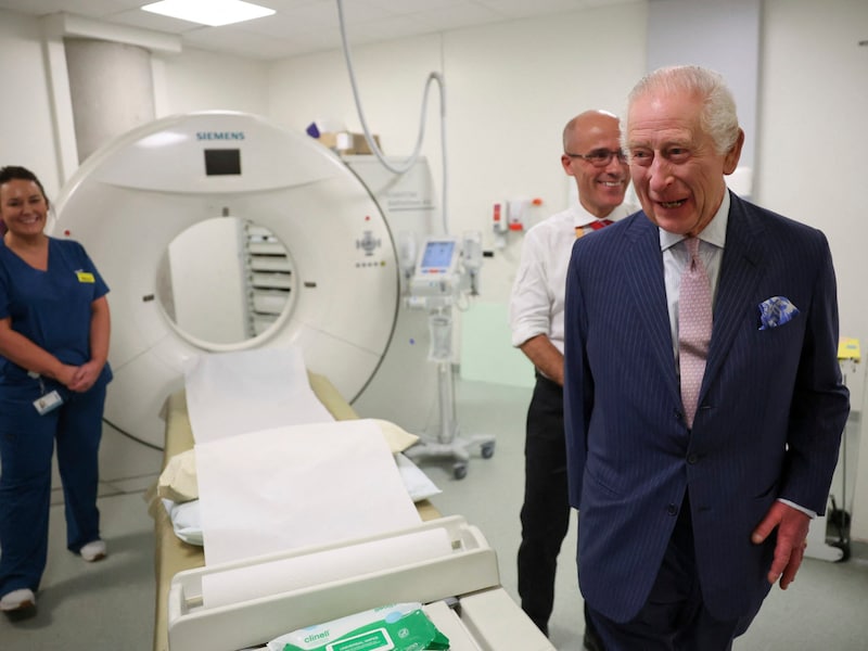 König Charles ließ sich im University College Hospital Krebszentrum auch medizinisches Gerät zeigen. (Bild: AP ( via APA) Austria Presse Agentur/Suzanne Plunkett)