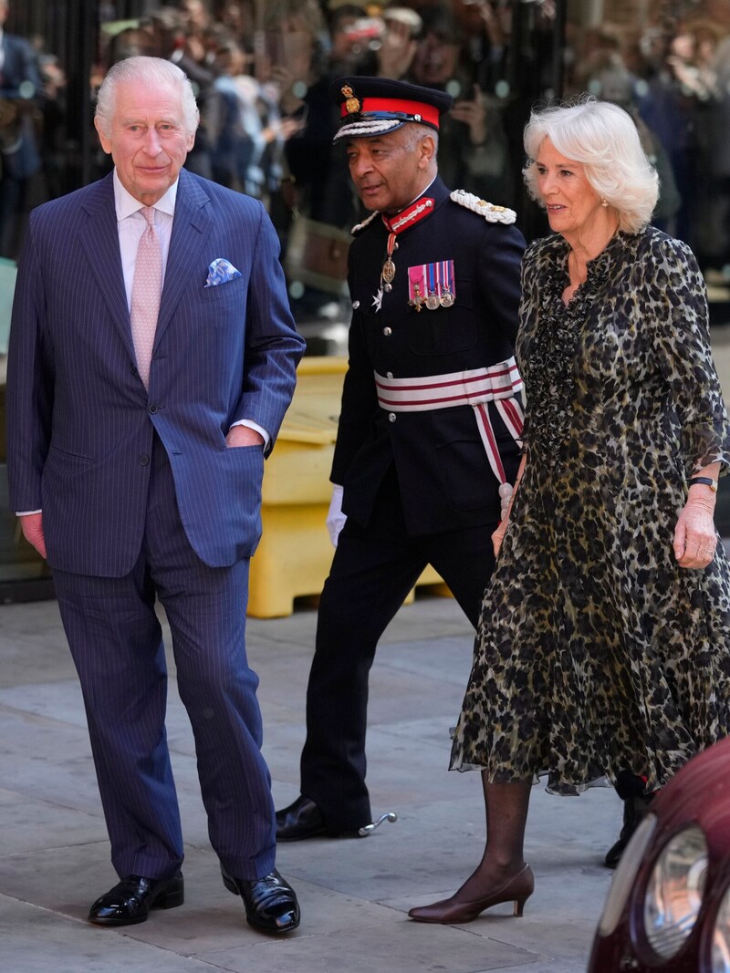 Charles und Camilla am 30. April beim Besuch des University College Hospital Macmillan Cancer Centre in London (Bild: AP ( via APA) Austria Presse Agentur/AP Photo/Kin Cheung)