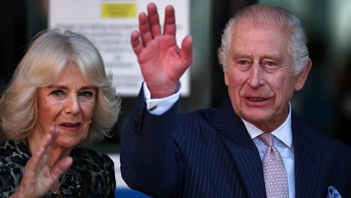 König Charles und Königin Camilla winken vor dem University College Hospital Macmillan Cancer ...