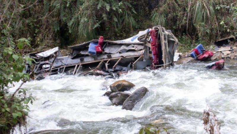 Der Bus stürzte in den peruanischen Anden in eine etwa 200 Meter tiefe Schlucht, (Bild: AFP/Ismael Mantilla)