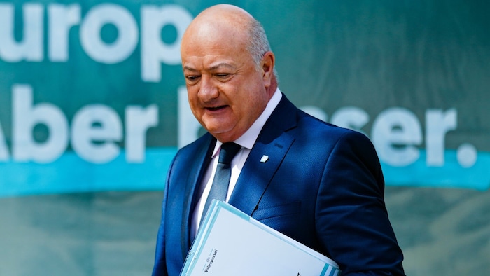ÖVP General Secretary Christian Stocker sees the FPÖ sinking into a "swamp of scandals".
