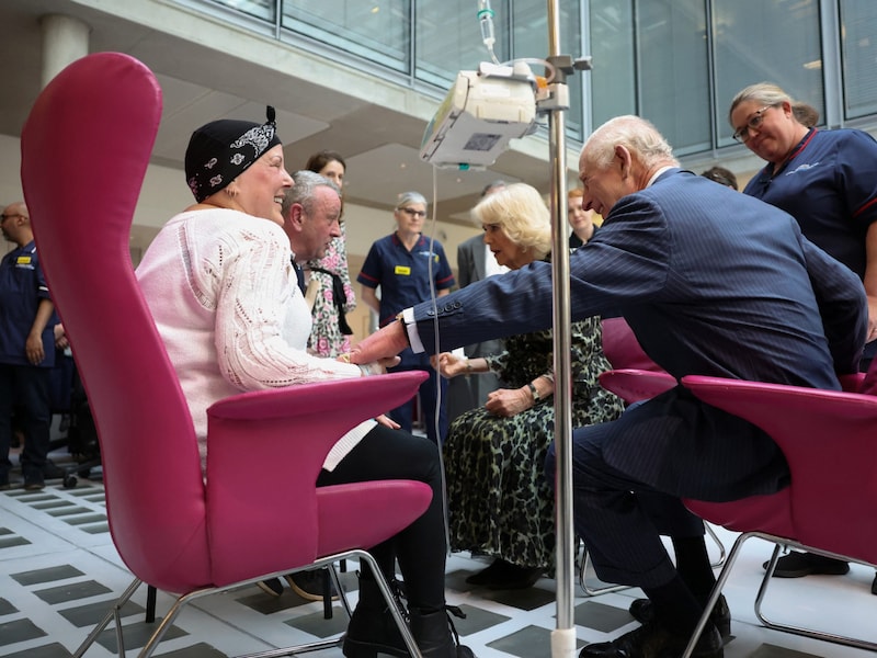 König Charles und Königin Camilla trafen sich unter anderem mit Lesley Woodbridge, einer Patientin, die die zweite Runde der Chemotherapie gegen ein Sarkom erhält.  (Bild: APA/Suzanne Plunkett / REUTERS / picturedesk.com)