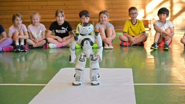 Elias gave a demonstration to Carinthian primary school pupils. (Bild: Evelyn Hronek/Evelyn Hronek Kamerawerk)