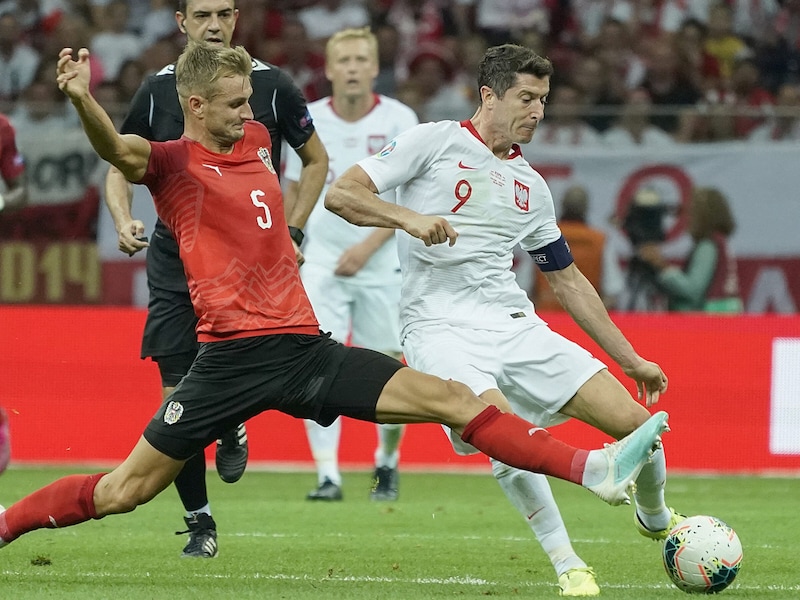 Das Duell Stefan Posch vs. Robert Lewandowski könnte es wie im September 2019 auch im kommenden Sommer bei der Fußball-Europameisterschaft geben … (Bild: AFP)