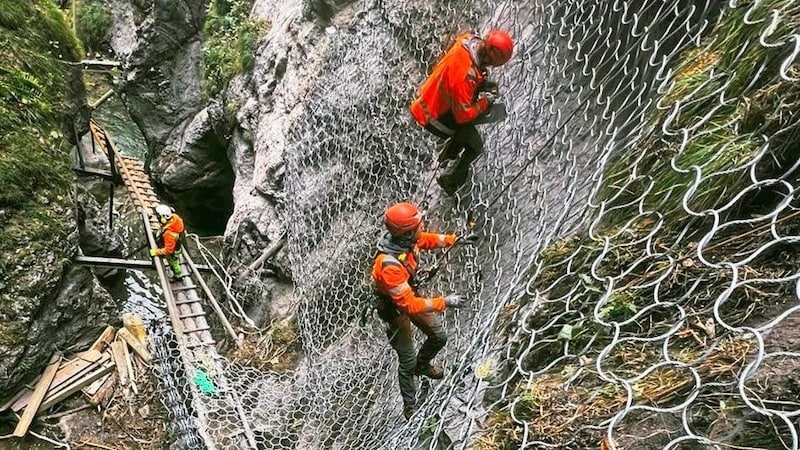 Riesige Stahlnetze sollen Felsstürze abfangen (Bild: Alpenverein Mixnitz)