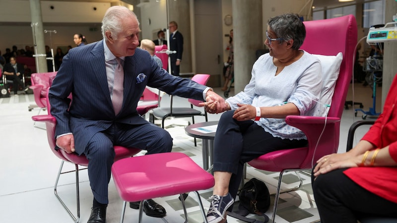 Ein berührender Moment: König Charles hielt bei seinem ersten Auftritt die Hand von anderen Krebspatienten und gibt ihnen Mut und Hoffnung. (Bild: AP ( via APA) Austria Presse Agentur/Suzanne Plunkett)