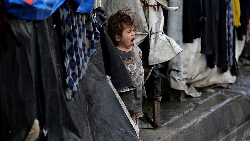 Ein palästinensisches Kind in einer Notunterkunft für Binnenvertriebene in Rafah (Bild: APA/AFP)