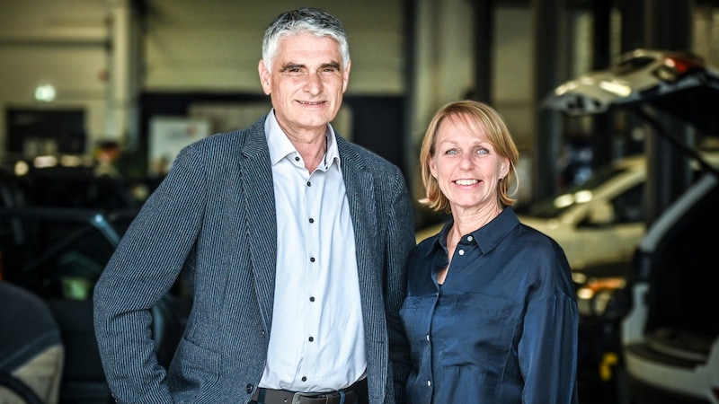 Wechsel in der Geschäftsführung: Ulrike Schmid-Santer (r.) übernimmt von Benedicte Hämmerle, neuer Obmann ist Harald Panzenböck (l.). (Bild: arbeit plus / Udo Mittelberger)