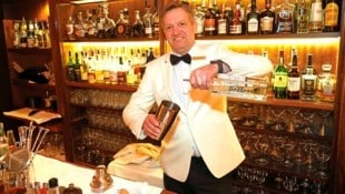 Stefan Wasserl ist seit 30 Jahren Hotel-Bartender und in der Bristol Bar so etwas wie eine Ikone. (Bild: klemens groh)