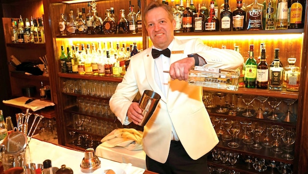 Stefan Wasserl ist seit 30 Jahren Hotel-Bartender und in der Bristol Bar so etwas wie eine Ikone. (Bild: klemens groh)