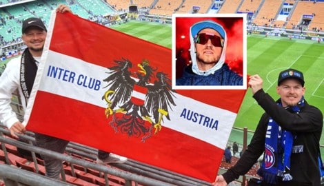 „Inter Club Austria-Boss Lukas Ammann (li.) mit der Fahne und Fanclub-Mitglied Michael im Meazza-Stadion. (Bild: Krone KREATIV/www.inter-club.at)